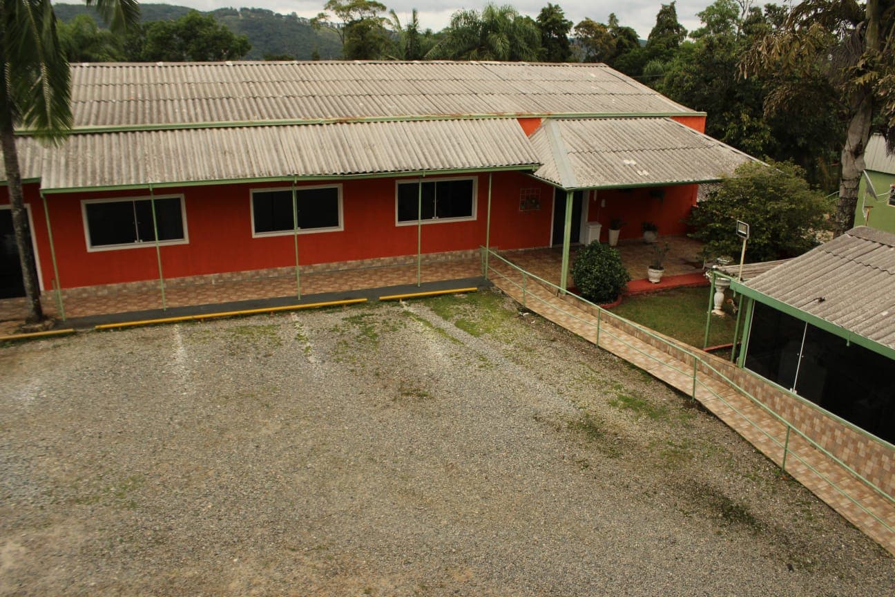 Sala de eventos e estacionamento da Pousada Mato de Dentro